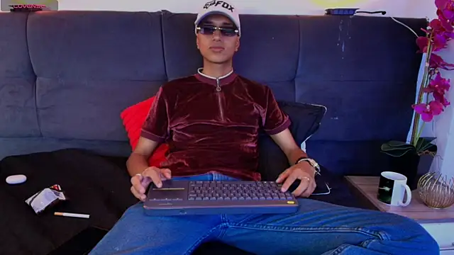 Snapshot of Alan_Colthon chatting on 05-21-26, 03:46 Alan Colthon online show from 05-21-26, 03:46