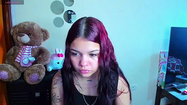 Snapshot of angelina_77 chatting on 05-07-26, 02:11 angelina 77 online show from 05-07-26, 02:11
