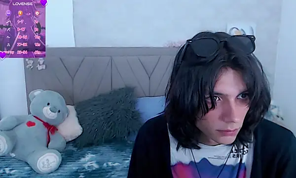 Snapshot of raven_n_matt chatting on 05-16-26, 07:01 raven n matt online show from 05-16-26, 07:01