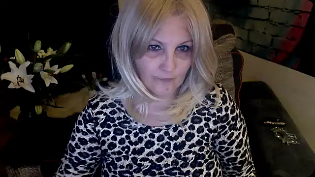 Snapshot of Divineblond chatting on 02-02-25, 08:08 Divineblond online show from 02-02-25, 08:08