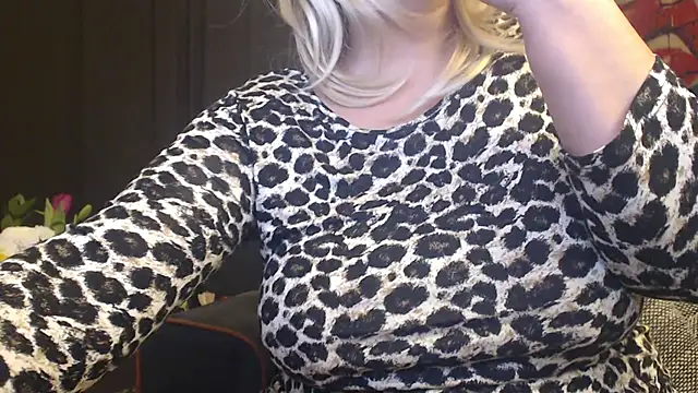 Snapshot of Divineblond chatting on 02-03-25, 08:35 Divineblond online show from 02-03-25, 08:35