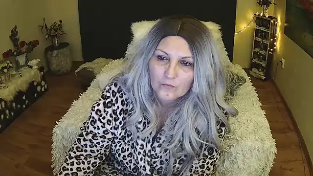 Snapshot of Divineblond chatting on 02-06-25, 01:27 Divineblond online show from 02-06-25, 01:27
