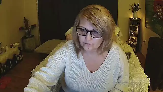 Snapshot of Divineblond chatting on 02-11-25, 08:31 Divineblond online show from 02-11-25, 08:31