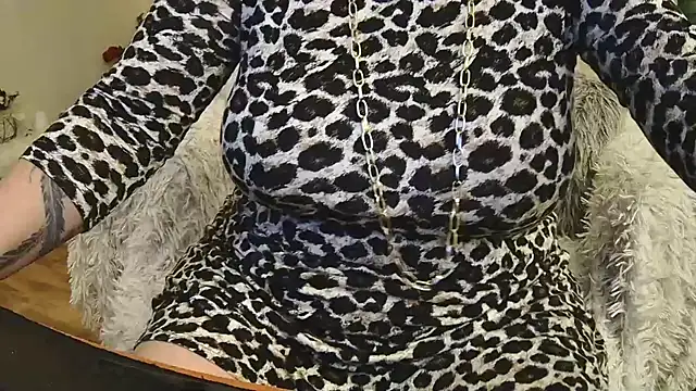 Snapshot of Divineblond chatting on 02-12-25, 10:04 Divineblond online show from 02-12-25, 10:04