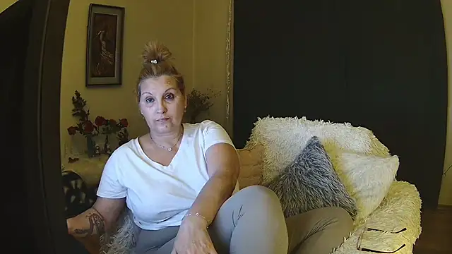 Snapshot of Divineblond chatting on 02-17-25, 09:52 Divineblond online show from 02-17-25, 09:52