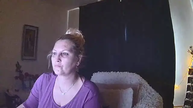 Snapshot of Divineblond chatting on 02-19-25, 11:17 Divineblond online show from 02-19-25, 11:17