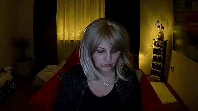 Snapshot of Divineblond chatting on 02-19-25, 10:31 Divineblond online show from 02-19-25, 10:31