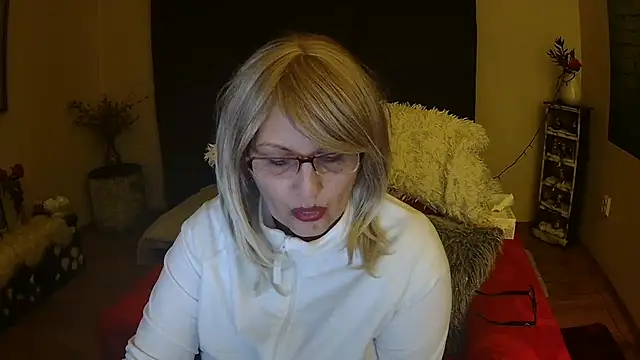 Snapshot of Divineblond chatting on 02-20-25, 08:36 Divineblond online show from 02-20-25, 08:36