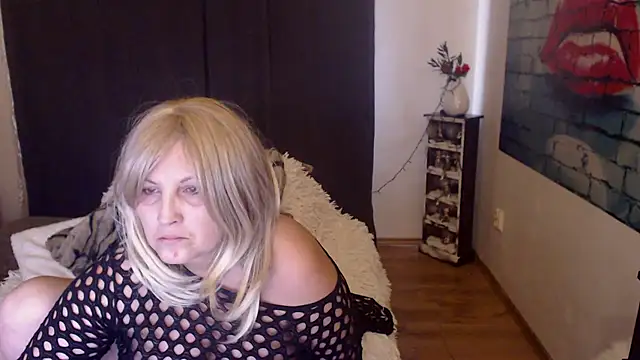 Snapshot of Divineblond chatting on 02-25-25, 07:47 Divineblond online show from 02-25-25, 07:47