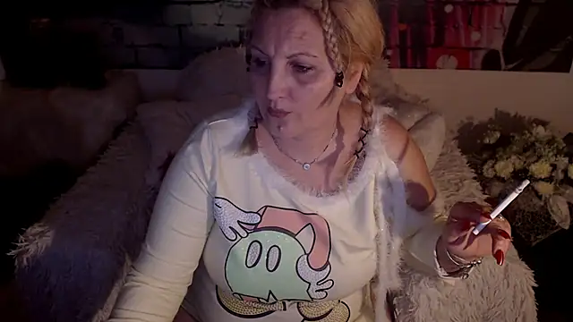 Snapshot of Divineblond chatting on 03-05-25, 08:53 Divineblond online show from 03-05-25, 08:53