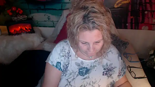 Snapshot of Divineblond chatting on 03-10-25, 07:50 Divineblond online show from 03-10-25, 07:50