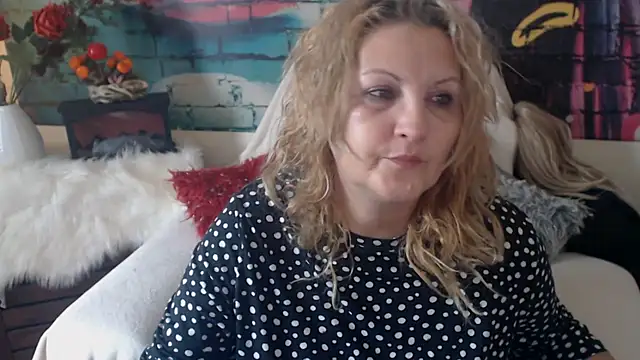 Snapshot of Divineblond chatting on 03-12-25, 08:19 Divineblond online show from 03-12-25, 08:19