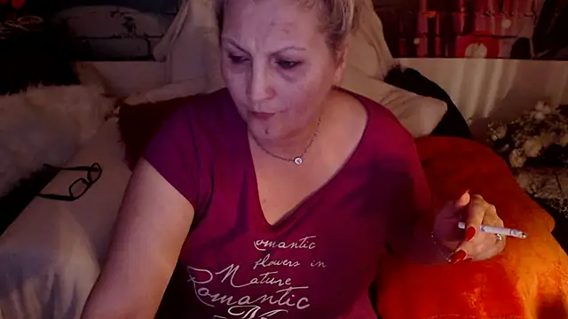 Snapshot of Divineblond chatting on 03-13-25, 06:56 Divineblond online show from 03-13-25, 06:56