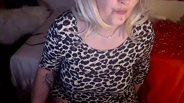 Snapshot of Divineblond chatting on 03-14-25, 01:37 Divineblond online show from 03-14-25, 01:37