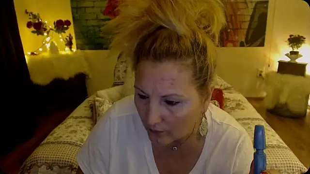 Snapshot of Divineblond chatting on 03-17-25, 06:00 Divineblond online show from 03-17-25, 06:00