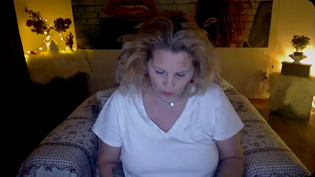 Snapshot of Divineblond chatting on 03-17-25, 11:21 Divineblond online show from 03-17-25, 11:21