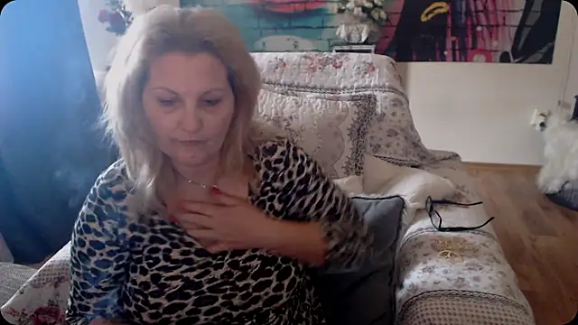 Snapshot of Divineblond chatting on 03-19-25, 10:22 Divineblond online show from 03-19-25, 10:22