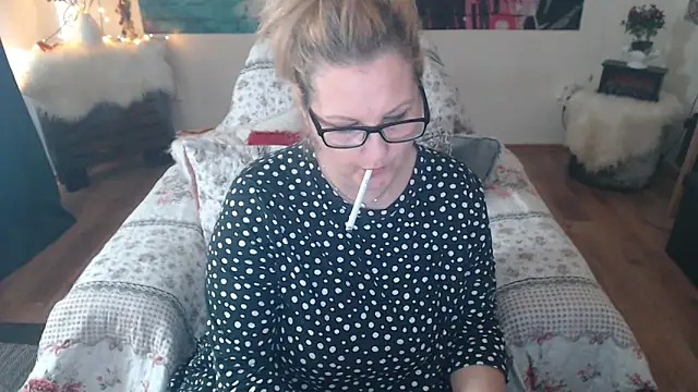 Snapshot of Divineblond chatting on 03-21-25, 01:45 Divineblond online show from 03-21-25, 01:45