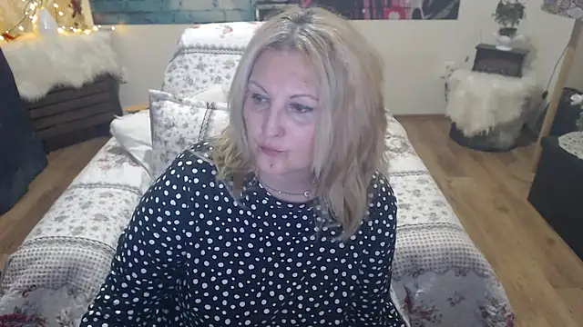 Snapshot of Divineblond chatting on 03-21-25, 08:50 Divineblond online show from 03-21-25, 08:50