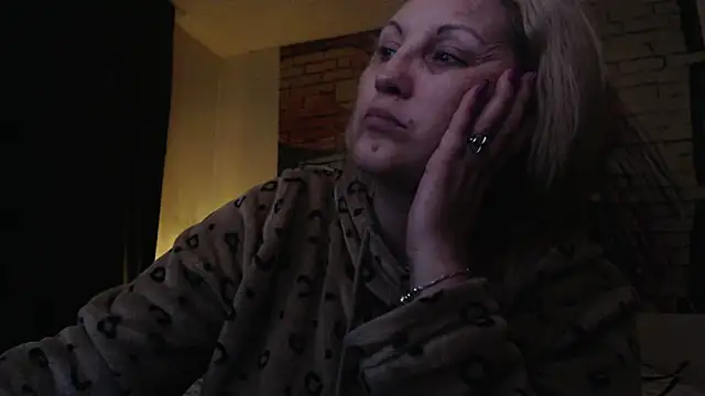 Snapshot of Divineblond chatting on 03-22-25, 02:27 Divineblond online show from 03-22-25, 02:27