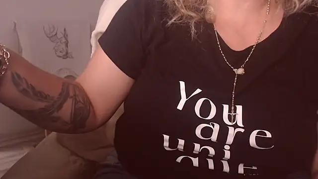 Snapshot of Divineblond chatting on 09-17-25, 02:41 Divineblond online show from 09-17-25, 02:41