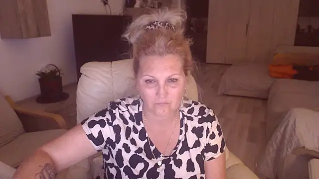 Snapshot of Divineblond chatting on 09-18-25, 10:56 Divineblond online show from 09-18-25, 10:56
