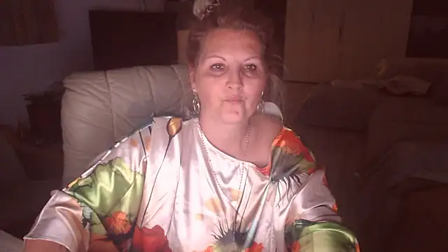 Snapshot of Divineblond chatting on 09-19-25, 10:54 Divineblond online show from 09-19-25, 10:54