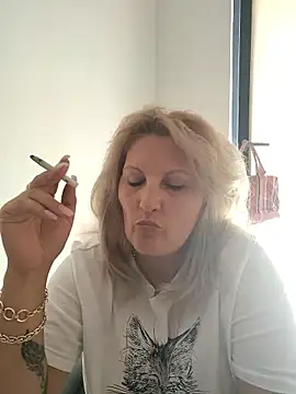 Snapshot of Divineblond chatting on 09-23-25, 12:30 Divineblond online show from 09-23-25, 12:30