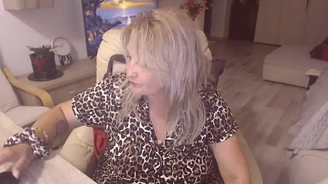 Snapshot of Divineblond chatting on 09-24-25, 10:46 Divineblond online show from 09-24-25, 10:46