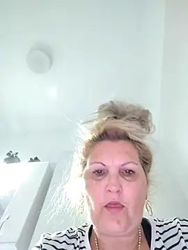 Snapshot of Divineblond chatting on 10-05-25, 02:48 Divineblond online show from 10-05-25, 02:48