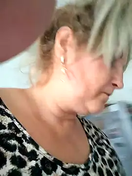 Snapshot of Divineblond chatting on 10-08-25, 11:41 Divineblond online show from 10-08-25, 11:41