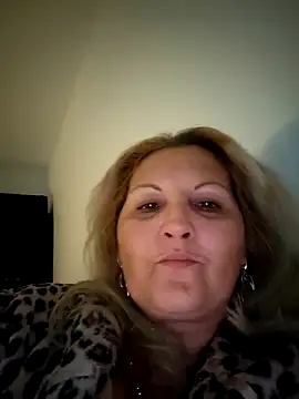 Snapshot of Divineblond chatting on 10-17-25, 06:43 Divineblond online show from 10-17-25, 06:43