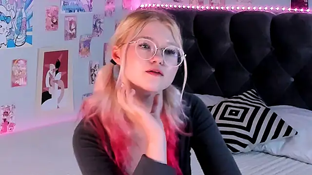 Snapshot of LunariaFox chatting on 05-31-26, 06:09 LunariaFox online show from 05-31-26, 06:09