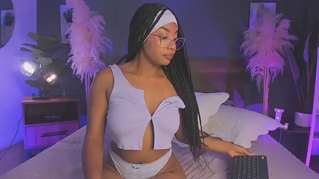 Snapshot of Lynncute chatting on 06-25-26, 04:12 Lynncute online show from 06-25-26, 04:12