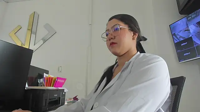 Snapshot of Chloe_Thomsoon_ chatting on 05-17-26, 07:54 Chloe Thomsoon online show from 05-17-26, 07:54