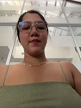 Snapshot of Chloe_Thomsoon_ chatting on 06-02-26, 08:00 Chloe Thomsoon online show from 06-02-26, 08:00