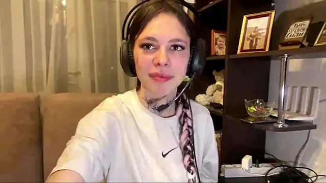 Snapshot of TuZezima chatting on 05-14-26, 07:09 TuZezima online show from 05-14-26, 07:09