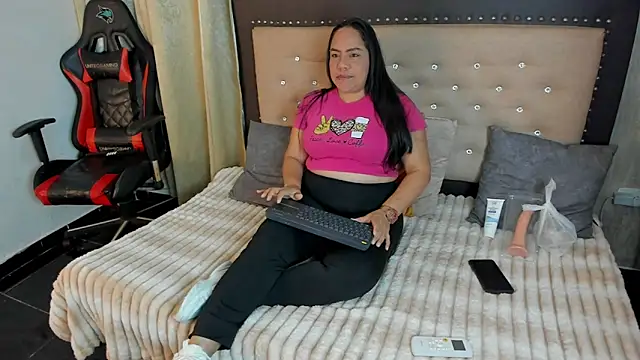 Snapshot of Zoedeleon chatting on 05-14-26, 07:31 Zoedeleon online show from 05-14-26, 07:31