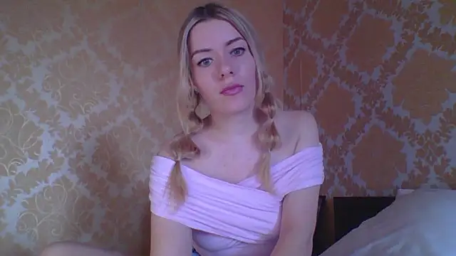 Snapshot of Softy_Aura_ chatting on 05-14-26, 11:39 Softy Aura online show from 05-14-26, 11:39