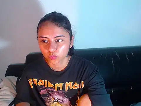 Snapshot of BellaLuxxs chatting on 06-04-26, 11:00 BellaLuxxs online show from 06-04-26, 11:00