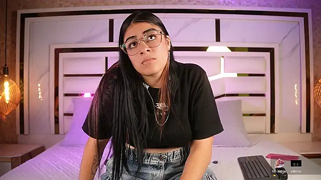 nicole sm online show from 04-24-26, 03:31