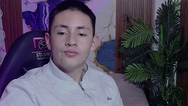 Snapshot of Andres_Tay chatting on 05-25-26, 02:17 Andres Tay online show from 05-25-26, 02:17