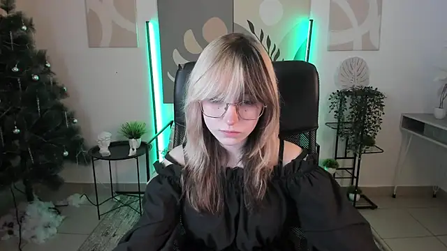 Snapshot of NyxCalderra chatting on 05-18-26, 04:51 NyxCalderra online show from 05-18-26, 04:51