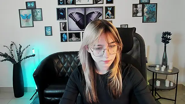 Snapshot of NyxCalderra chatting on 05-21-26, 10:00 NyxCalderra online show from 05-21-26, 10:00