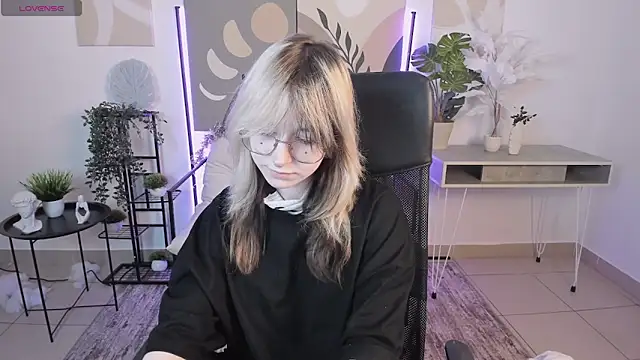 Snapshot of NyxCalderra chatting on 05-30-26, 04:53 NyxCalderra online show from 05-30-26, 04:53