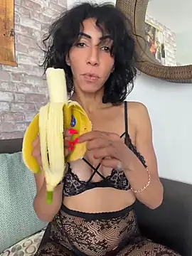 Snapshot of Yasmiinee chatting on 05-15-26, 02:35 Yasmiinee online show from 05-15-26, 02:35