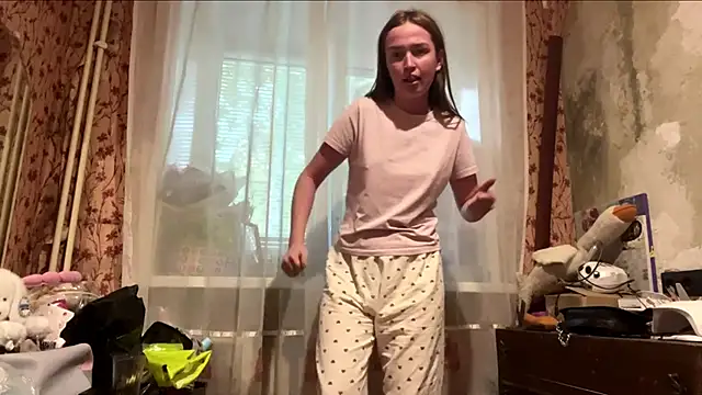 Snapshot of Chloooee chatting on 05-23-26, 04:22 Chloooee online show from 05-23-26, 04:22