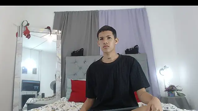 Snapshot of PhillipCox chatting on 06-03-26, 03:31 PhillipCox online show from 06-03-26, 03:31