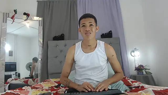 Snapshot of PhillipCox chatting on 06-11-26, 05:05 PhillipCox online show from 06-11-26, 05:05
