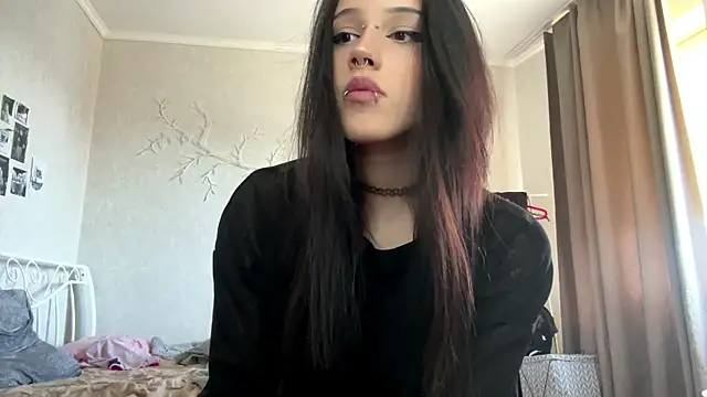 Snapshot of LouisePavlides chatting on 05-03-26, 01:50 LouisePavlides online show from 05-03-26, 01:50